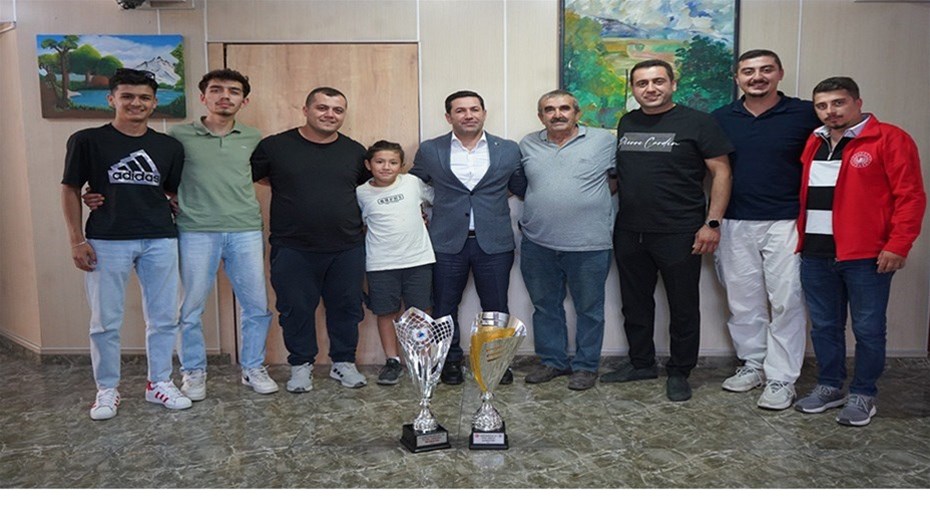 🏆⚽️KÖYLER LİGİ ŞAMPİYONU SARAYCIKSPOR İL MÜDÜRÜMÜZ EMRULLAH GÜLER'İ MAKAMINDA ZİYARET ETTİ🏆⚽️